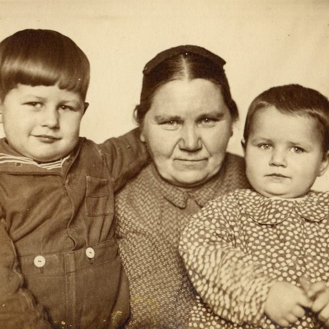 Flos grand grand grandmother Maria Taalfeldt with her grandson and granddaughter